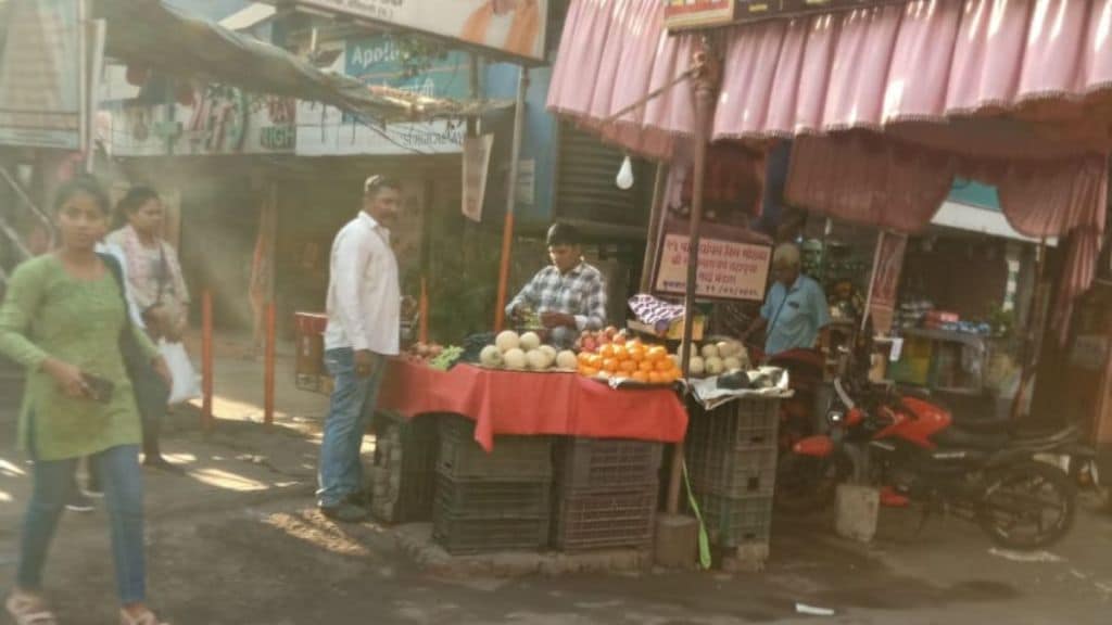 Fruit vendors stall on commuter route in Dombivli West