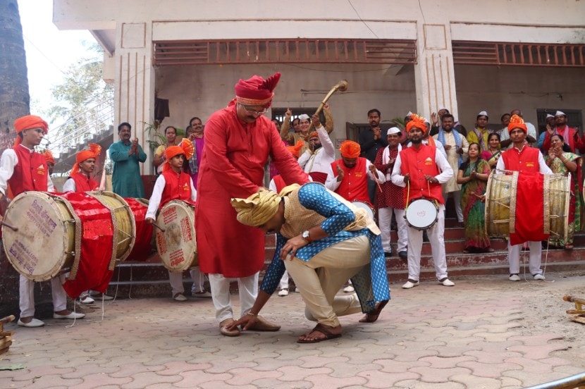 हा खास क्षण आणखी खास करण्यासाठी आदेश बांदेकर, सुचित्रा बांदेकर, सारिका नवाथे, अदिती देशपांडे आणि गिरीजा प्रभू यांनी हजेरी लावली आहे.