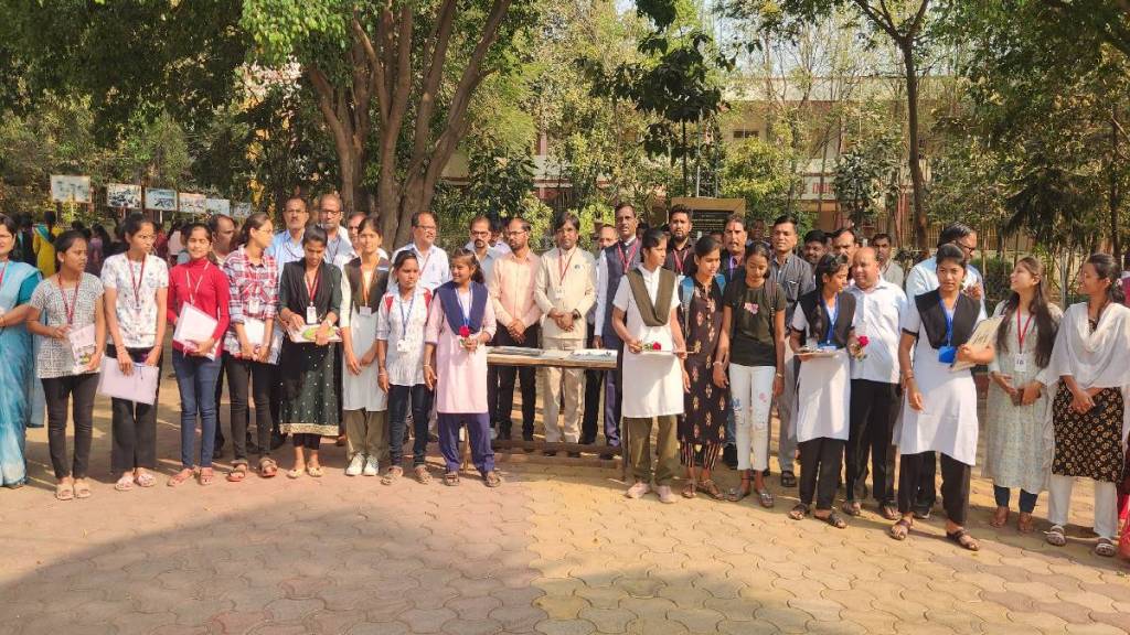 Indapur College welcomes 12th standard examinees with roses pune print news