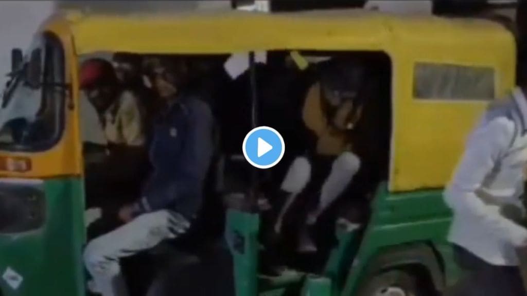 19 Passengers travelling in Autorickshaw Viral Video