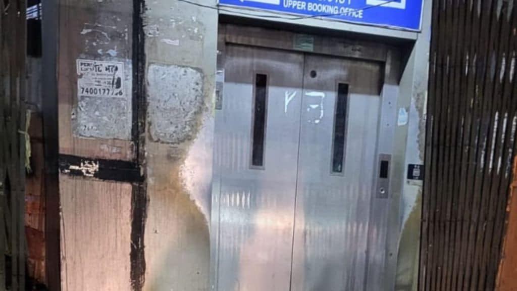 Passengers suffer as elevator key at Dombivli East railway station breaks down