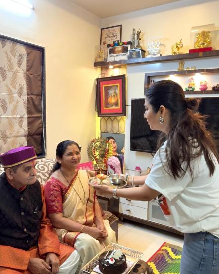 Marathi Actress Prajakta Mali celebrate parents 40th anniversary