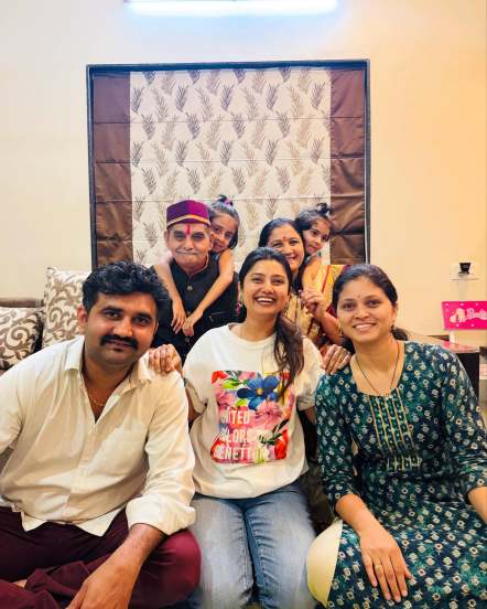 Marathi Actress Prajakta Mali celebrate parents 40th anniversary