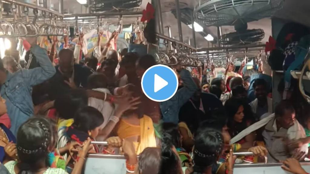 Shocking video in local train women fight weirdly video viral on social media