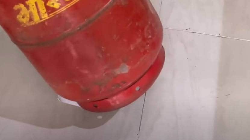 kitchen jugaad stick bindi paper on gas cylinder