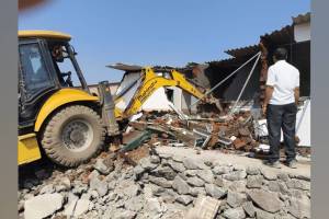 kalyan demolish illegal chalis at Balyani Hill Titwala