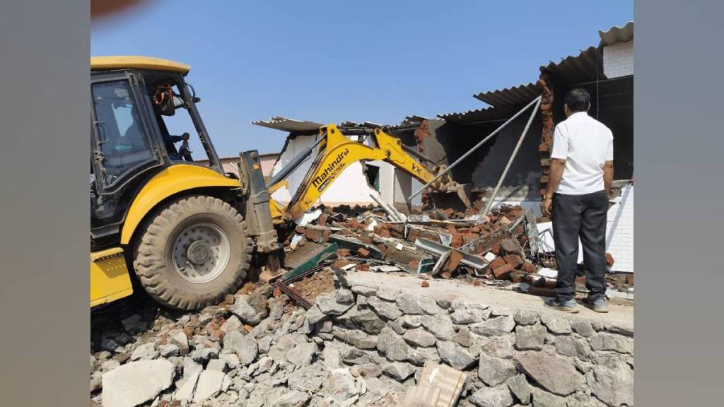 kalyan demolish illegal chalis at Balyani Hill Titwala