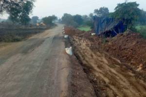 bhandara contractor began road construction on disputed farmland despite court order against it