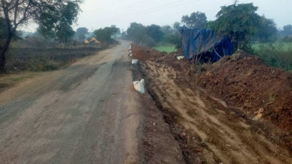 bhandara contractor began road construction on disputed farmland despite court order against it