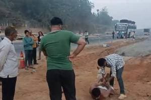 The hotel owner and some others tied the hands and feet of the tourist and made him lie down on the street and beat him up