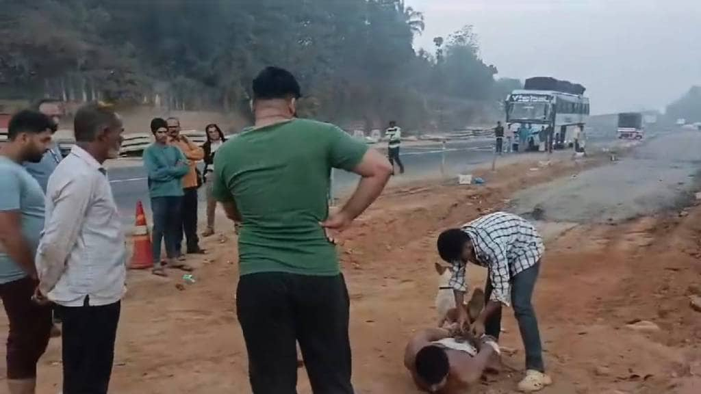 The hotel owner and some others tied the hands and feet of the tourist and made him lie down on the street and beat him up