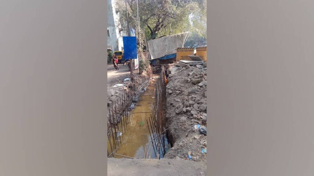 construction of footpath is understood to have stopped by contractor due to opposition from nearby shopkeepers