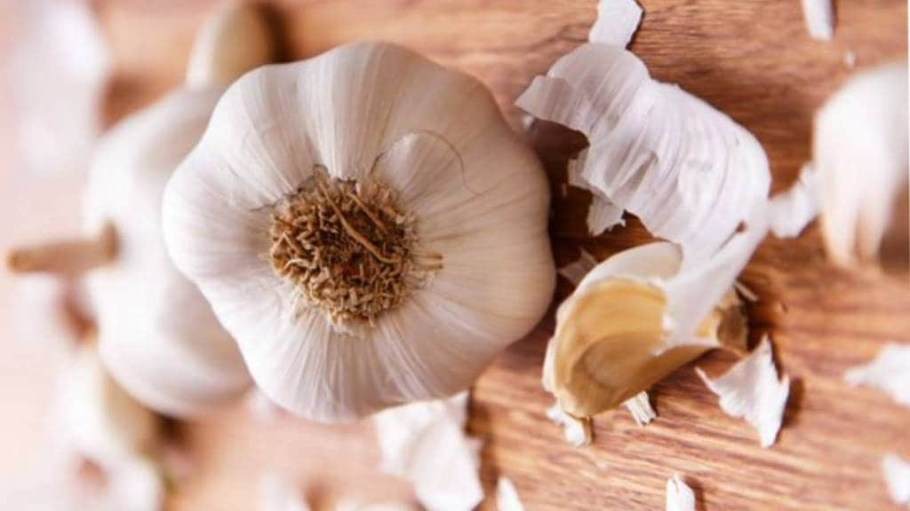 Garlic peel simple tips: