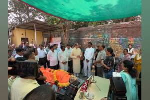 Pandharinath Sawant was cremated at Bhoiwada crematorium in Mumbai.