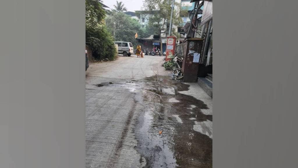 thane underground aqueducts are leaking near thakurli flyover on busiest savarkar road and nehru road in dombivli