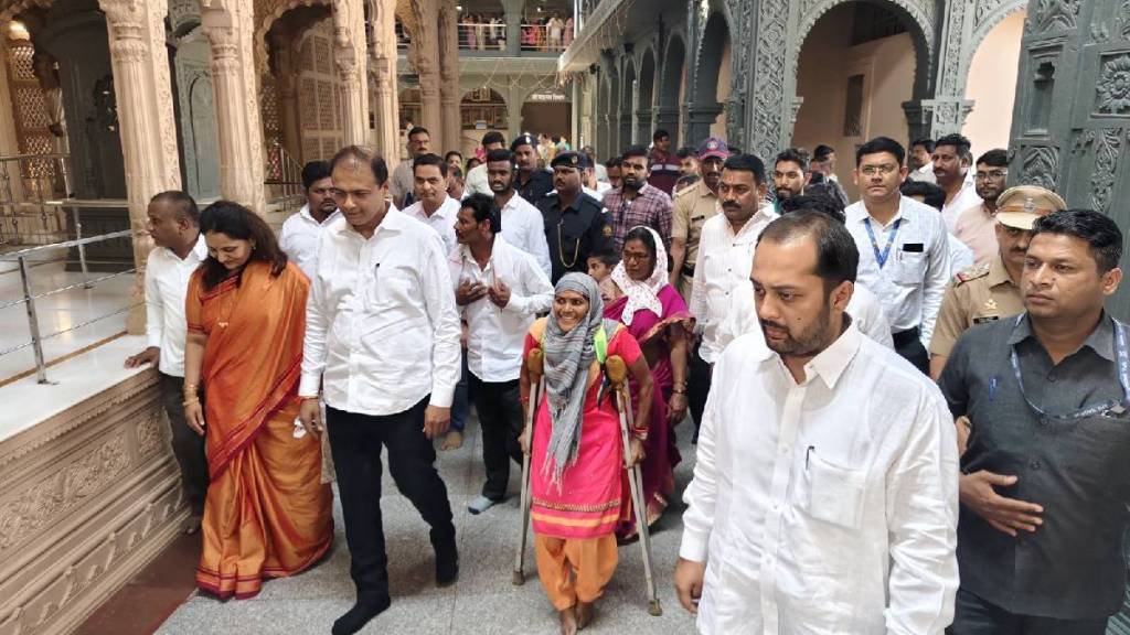 minister pankaj bhoyer visited saint gajanan maharajs samadhi with 150 disabled people from wardha