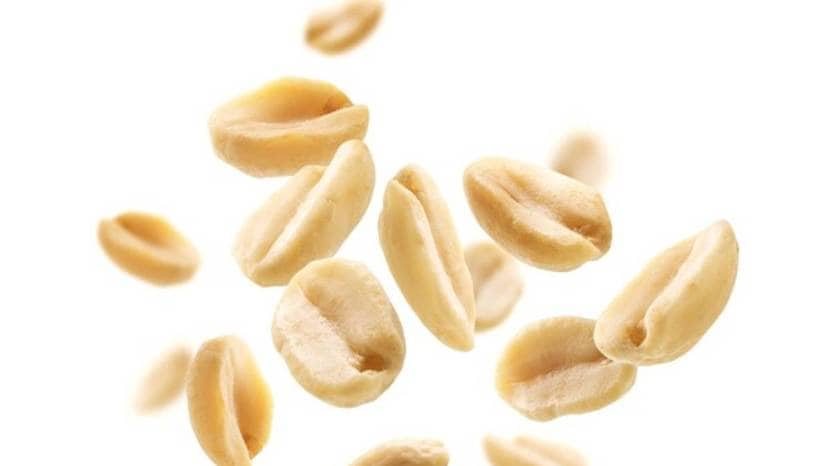 How does eating peanuts with skin affect health