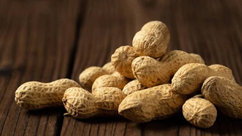 How does eating peanuts with skin affect health