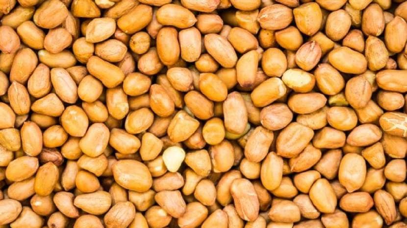 How does eating peanuts with skin affect health