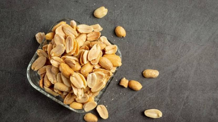 How does eating peanuts with skin affect health