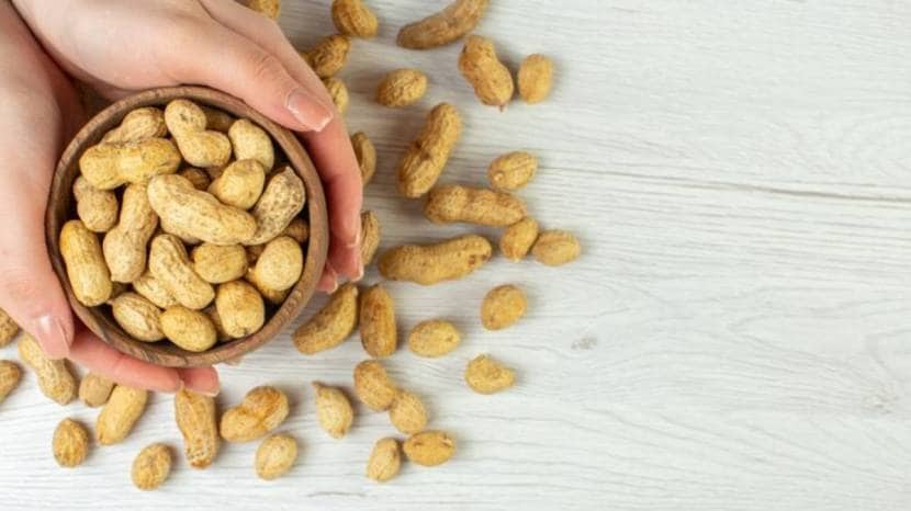 How does eating peanuts with skin affect health