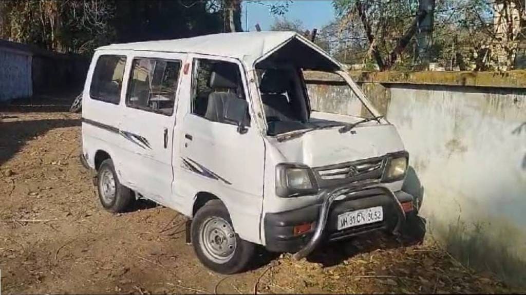 Nagpur speeding school van overturned driver and six students injured