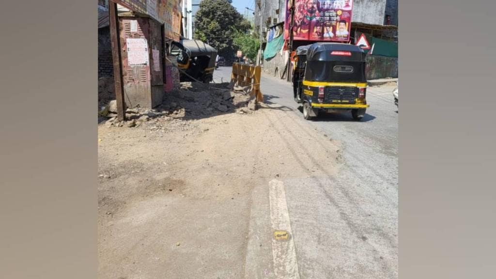 dombivli pit for water pipe repair in ganeshnagar caused traffic jams for month