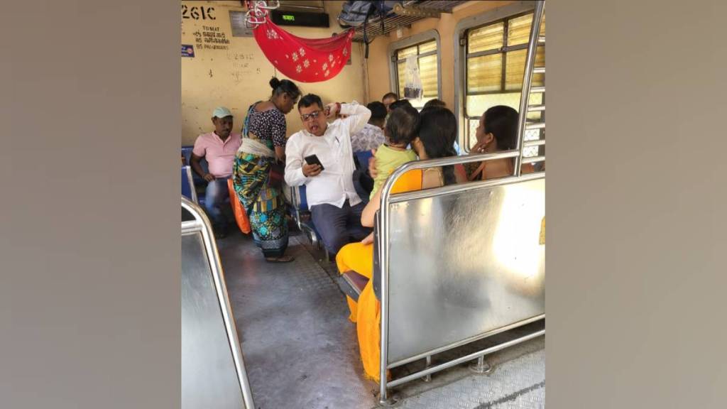 kalyan mother made cradle in local train to sleep her baby