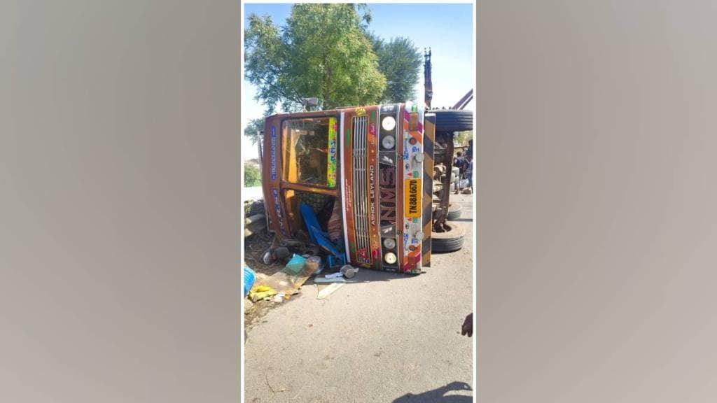 three killed two injured after goods vehicle overturned on auto rickshaw in Daregaon