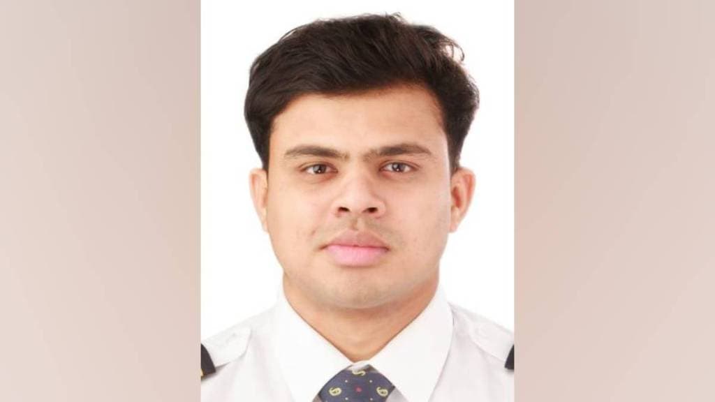 praveen pawar from Kalyan appointed captain in aviation after hard work and rigorous training