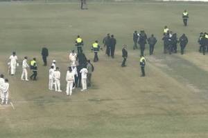 Ranji Trophy 2025 Virat Kohli security 3 fan reached on ground during fielding at Arun Jaitley Stadium Delhi