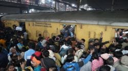 Delhi Railway Station Stampede: दिल्ली रेल्वे स्थानकावर चेंगराचेंगरी १८ जणांचा मृत्यू, महाकुंभमेळ्याला जाण्यासाठी भाविकांनी गेली होती गर्दी