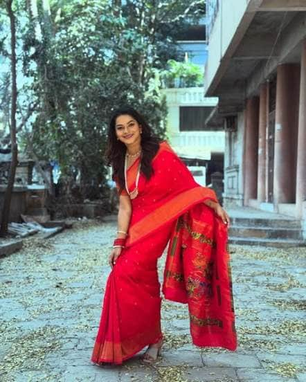 Marathi actress sakshi Gandhi red paithani look