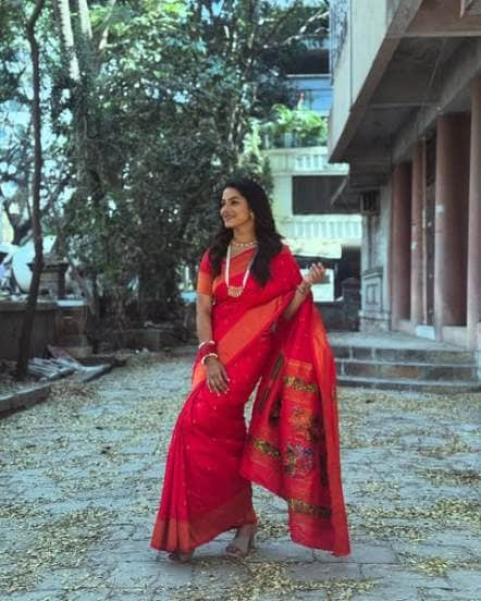 Marathi actress sakshi Gandhi red paithani look