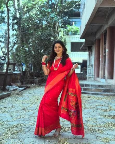 Marathi actress sakshi Gandhi red paithani look