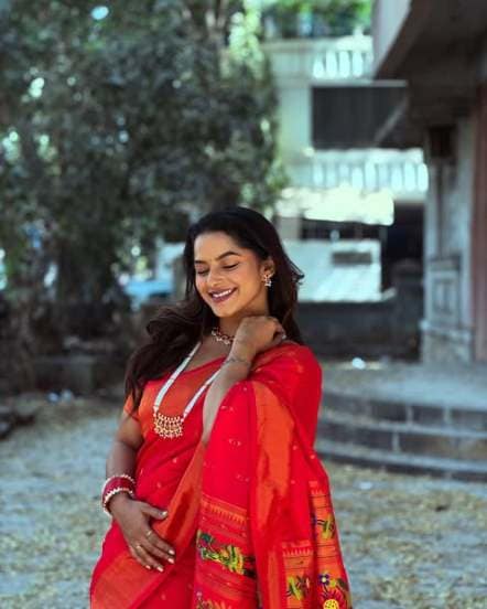 Marathi actress sakshi Gandhi red paithani look