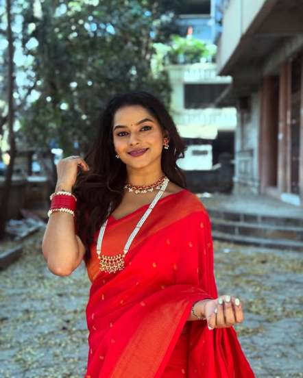 Marathi actress sakshi Gandhi red paithani look