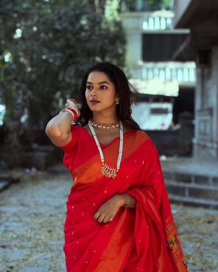 Marathi actress sakshi Gandhi red paithani look