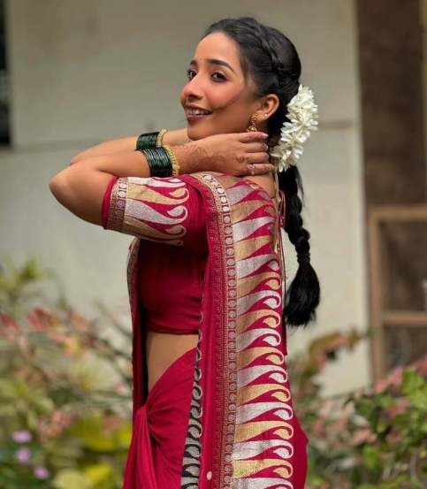 marathi actress Ishaa Sanjay in blue saree