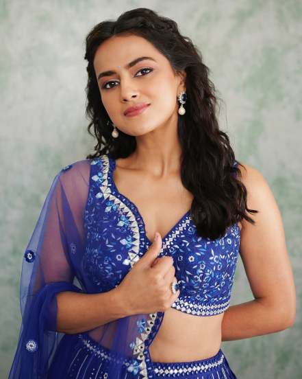 South Actress Shraddha Srinath Stunning look In Blue Lehenga