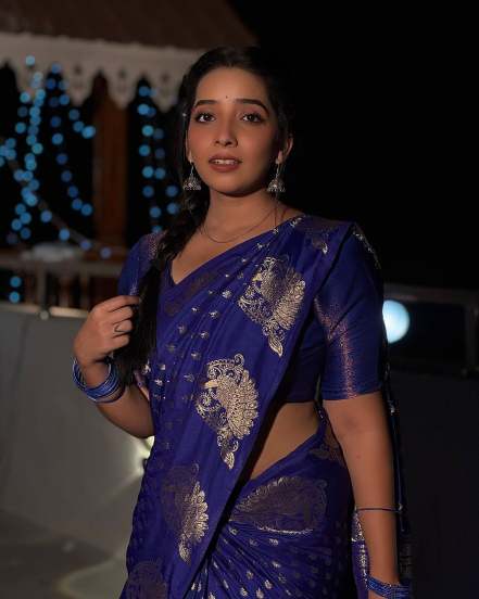 marathi actress Ishaa Sanjay in blue saree