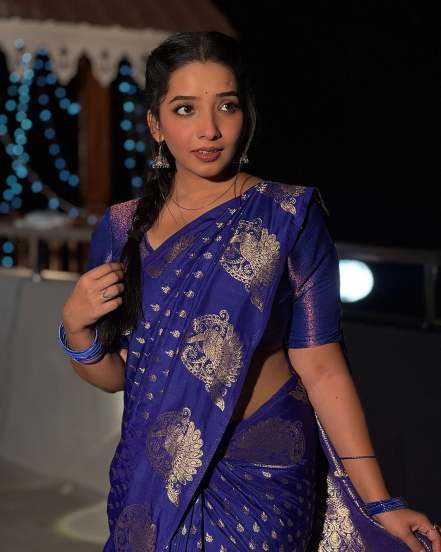 marathi actress Ishaa Sanjay in blue saree