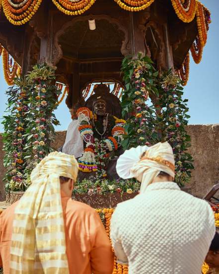 शिवजयंतीचे औचित्य साधून विकी कौशल रायगडावर आला होता. 