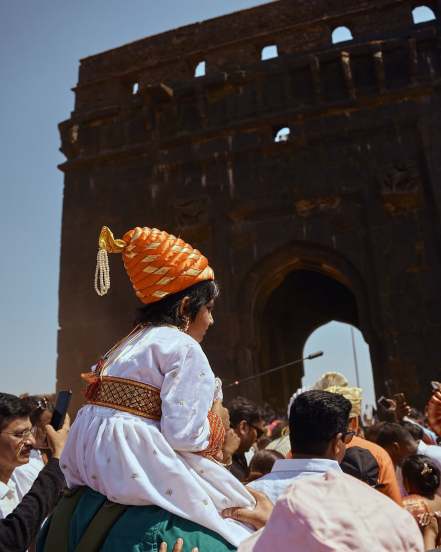 यावेळी हजारोंच्या संखेने शिवभक्त आणि चाहते उपस्थित होते. ढोल ताशांच्या गजरात विकी कौशलचे किल्ले रायगडवर स्वागत करण्यात आले.