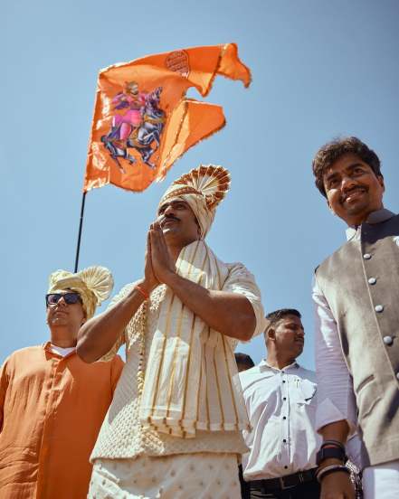 रोप वे मार्गाचा वापर करून तो गडावर दाखल झाला. यावेळी राज्यसदरेवर जाऊन त्याने मेघडांबरीतील शिवपुतळ्याचे दर्शन घेतले. महाराजांना अभिवादनही केले. 