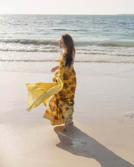 Sonali kulkarni beautiful saree photoshoot on kite beach dubai