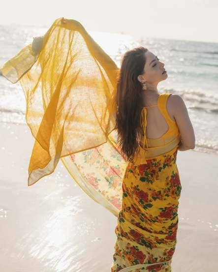 Sonali kulkarni beautiful saree photoshoot on kite beach dubai