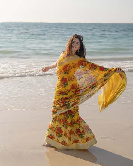 Sonali kulkarni beautiful saree photoshoot on kite beach dubai