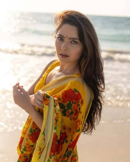 Sonali kulkarni beautiful saree photoshoot on kite beach dubai