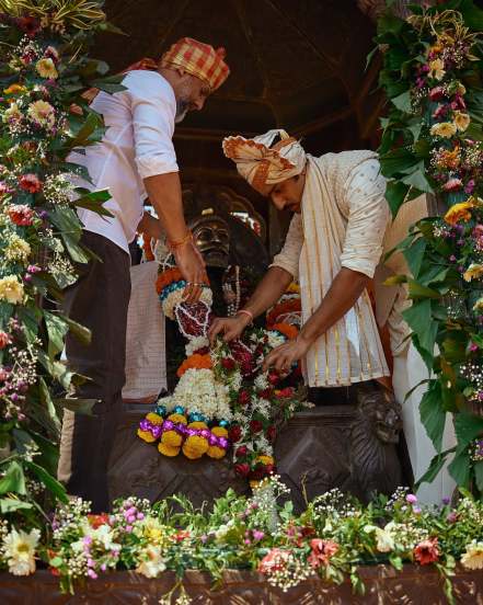 अभिनेता विकी कौशल याने किल्ले रायगडावर जाऊन छत्रपती शिवाजी महाराजांचे आज दर्शन घेतले. महाराजांच्या समाधीस्थळावर जाऊनही त्याने अभिवादन केले. 